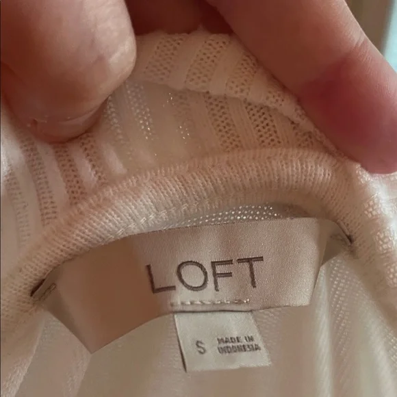 LOFT Ivory V-Neck Tunic sweater - Picture 2 of 3